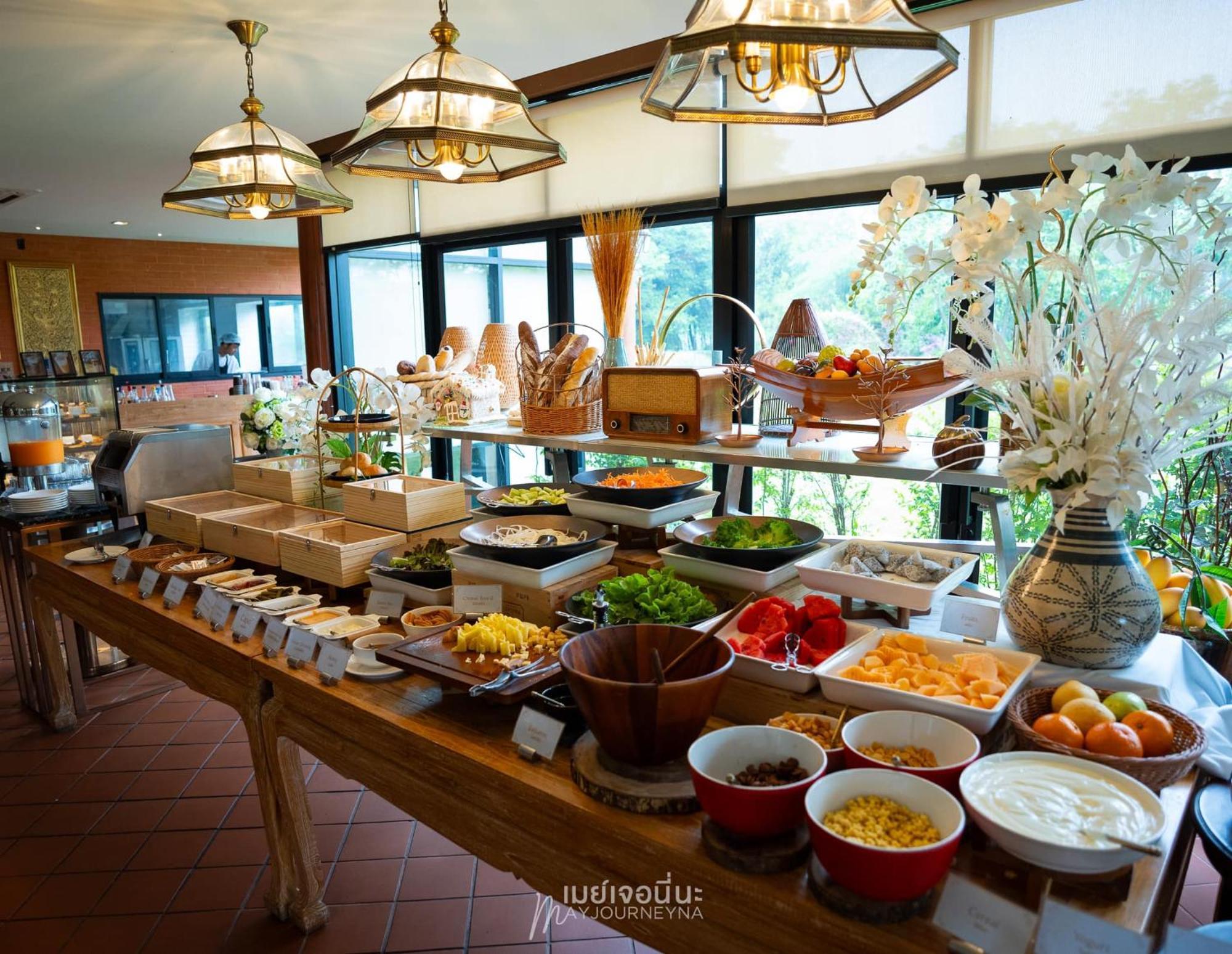 Divalux Resort & Spa Bangkok, Suvarnabhumi Airport-Free Shuttle Exterior foto A buffet at a Thai hotel