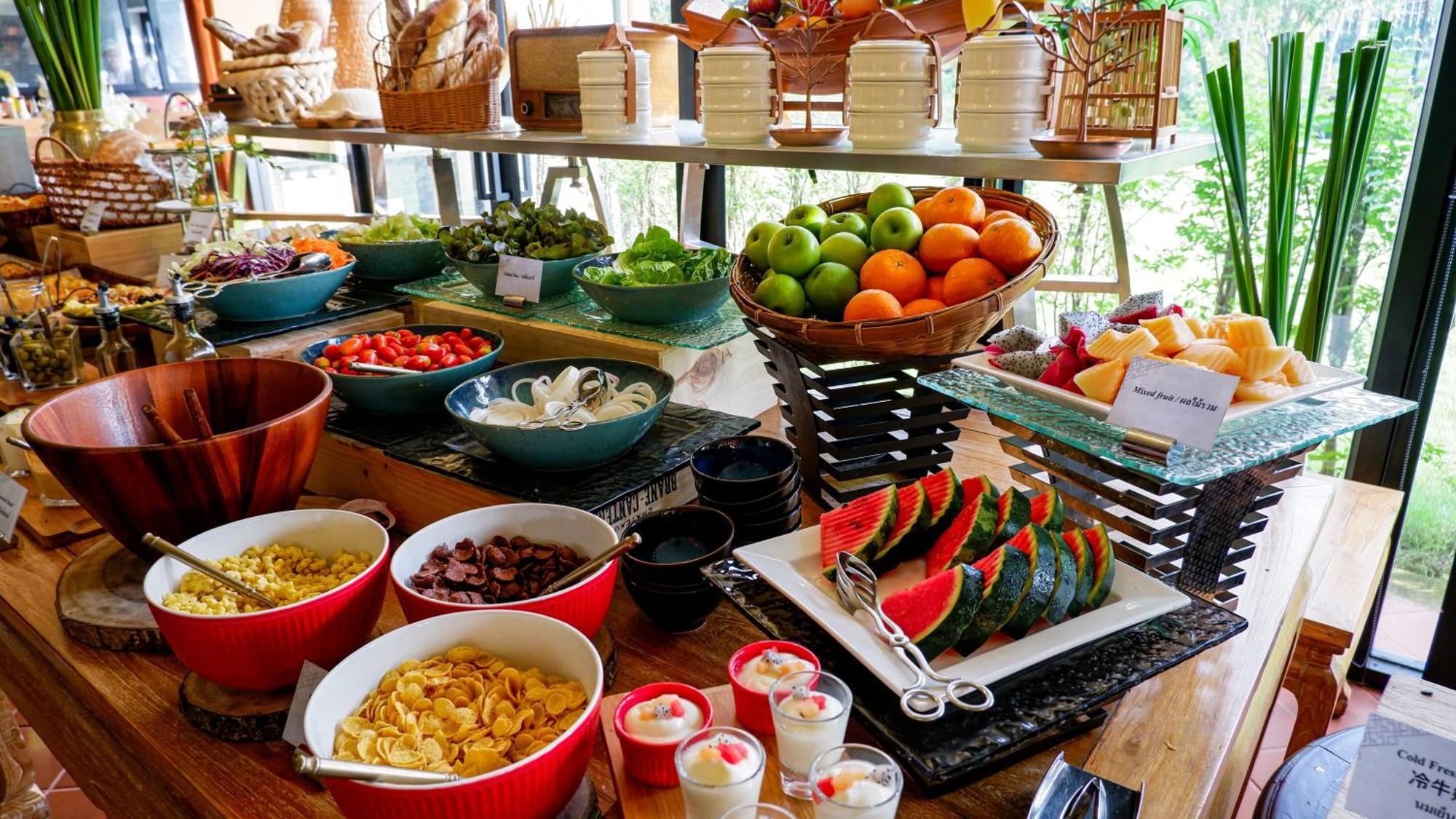 Divalux Resort & Spa Bangkok, Suvarnabhumi Airport-Free Shuttle Exterior foto A fruit salad buffet